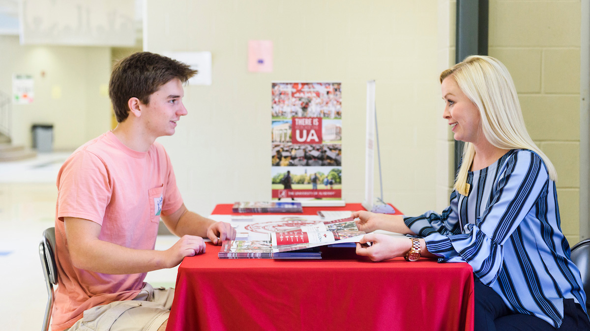 Student meeting with UA recruiter
